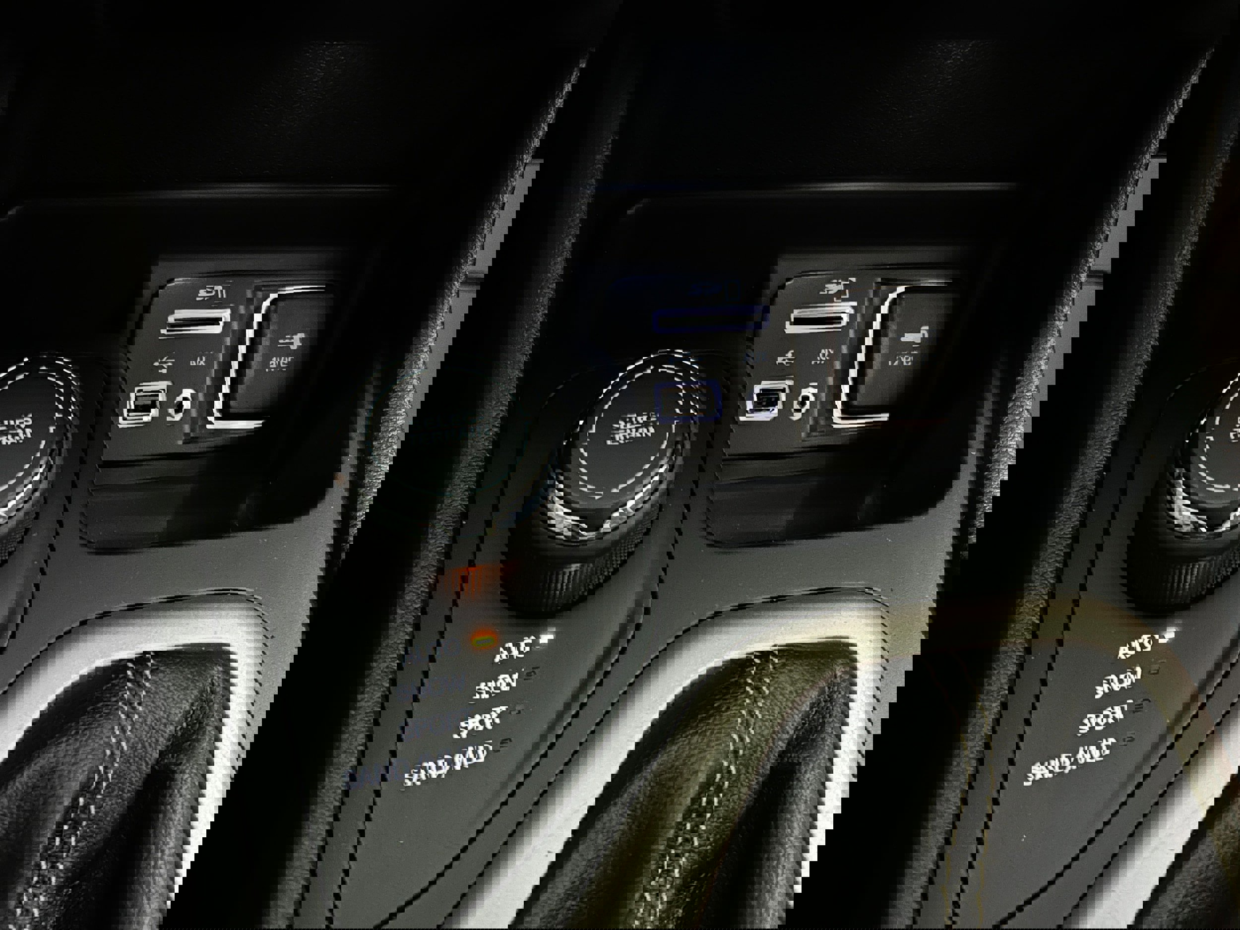 Used 2015 Jeep Cherokee Latitude w/ Cold Weather Group AWD/4WD image 11