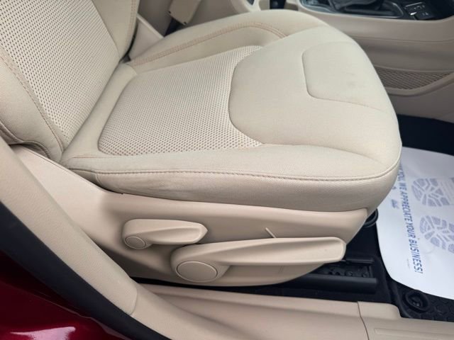 Used 2019 Jeep Cherokee Latitude w/ Cold Weather Group image 14