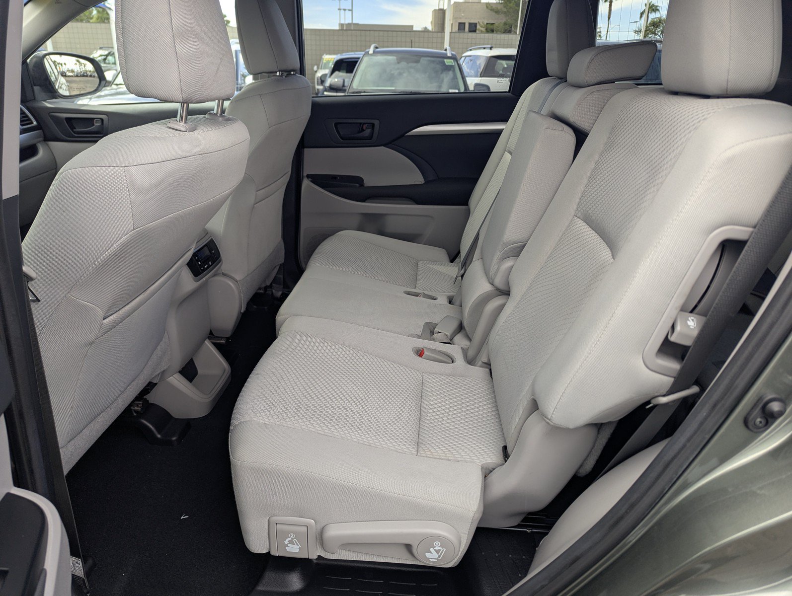 Used 2019 Toyota Highlander LE w/ Carpet Mat Package (TMS) FWD image 8