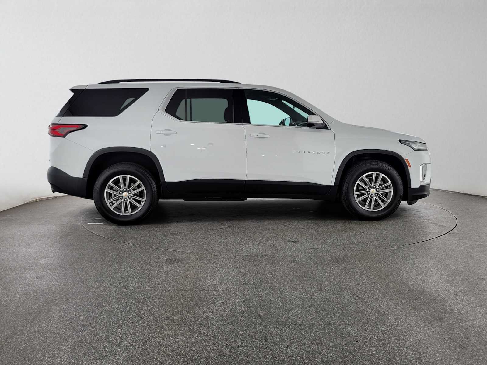 Used 2023 Chevrolet Traverse LT FWD image 2