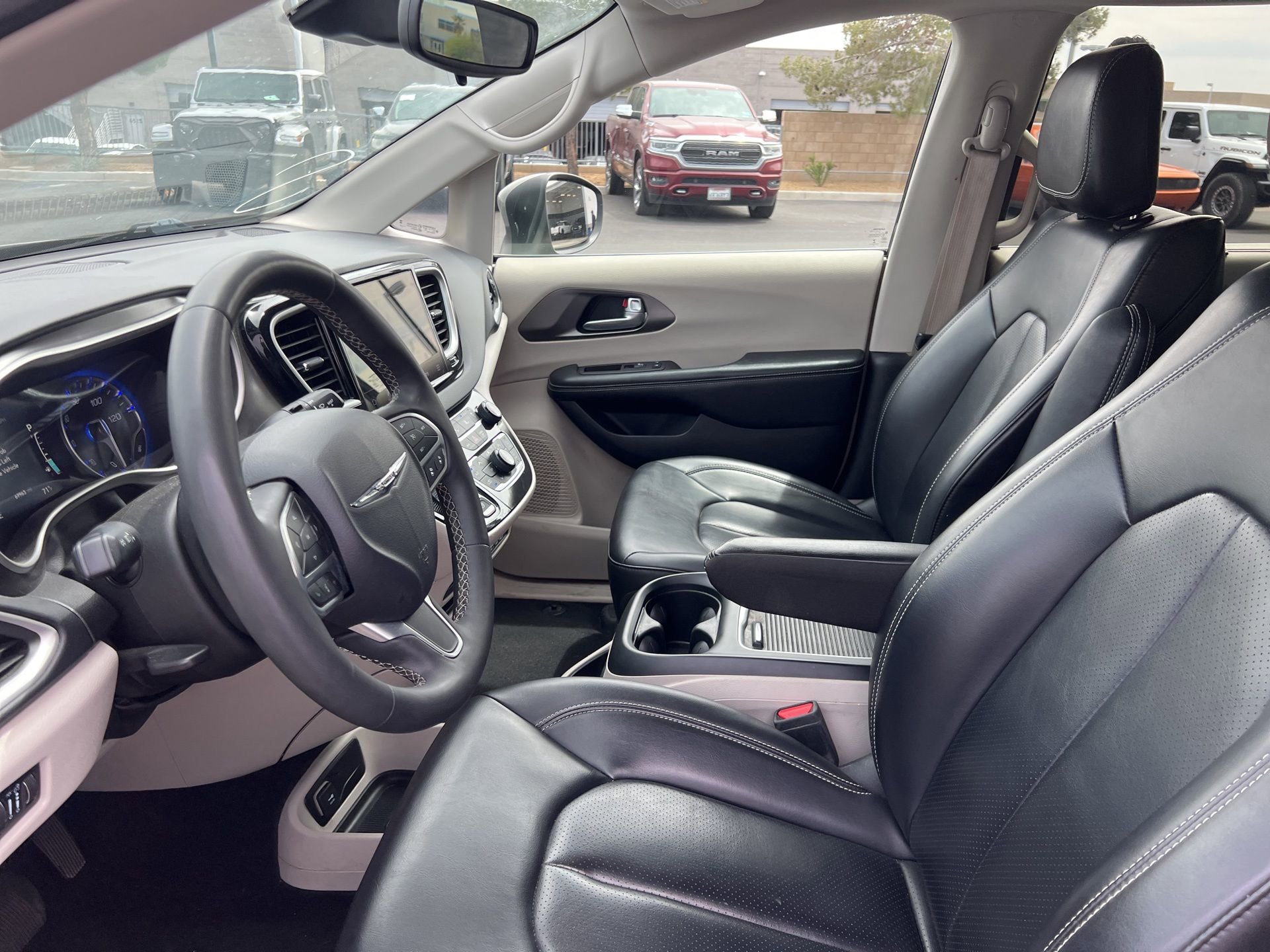 Used 2023 Chrysler Pacifica Touring-L FWD image 27