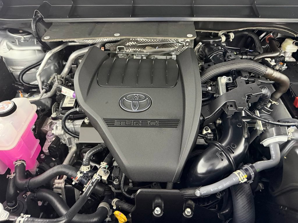 Used 2025 Toyota Highlander LE FWD image 34