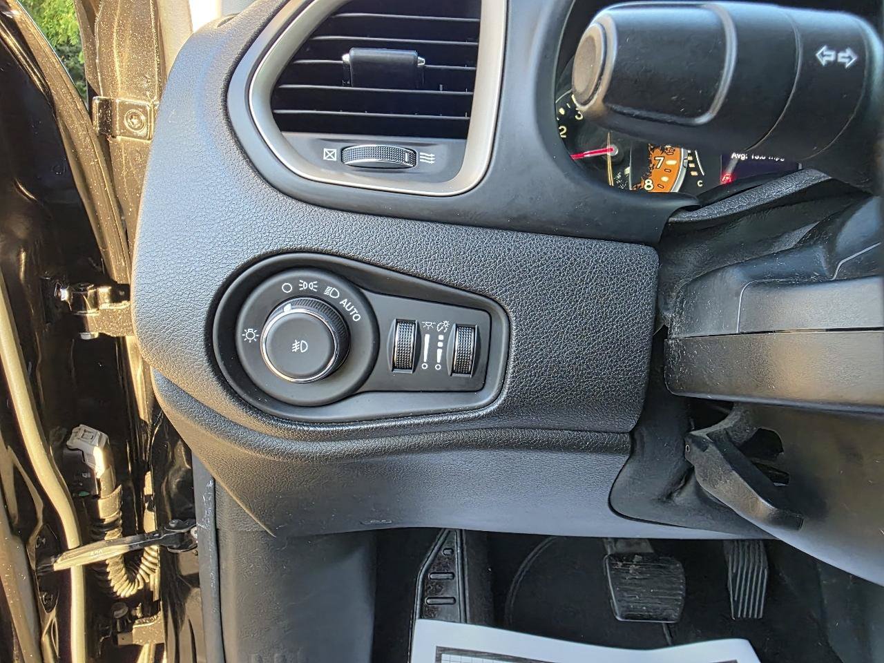 Used 2015 Jeep Renegade Latitude w/ Cold Weather Group AWD/4WD image 13