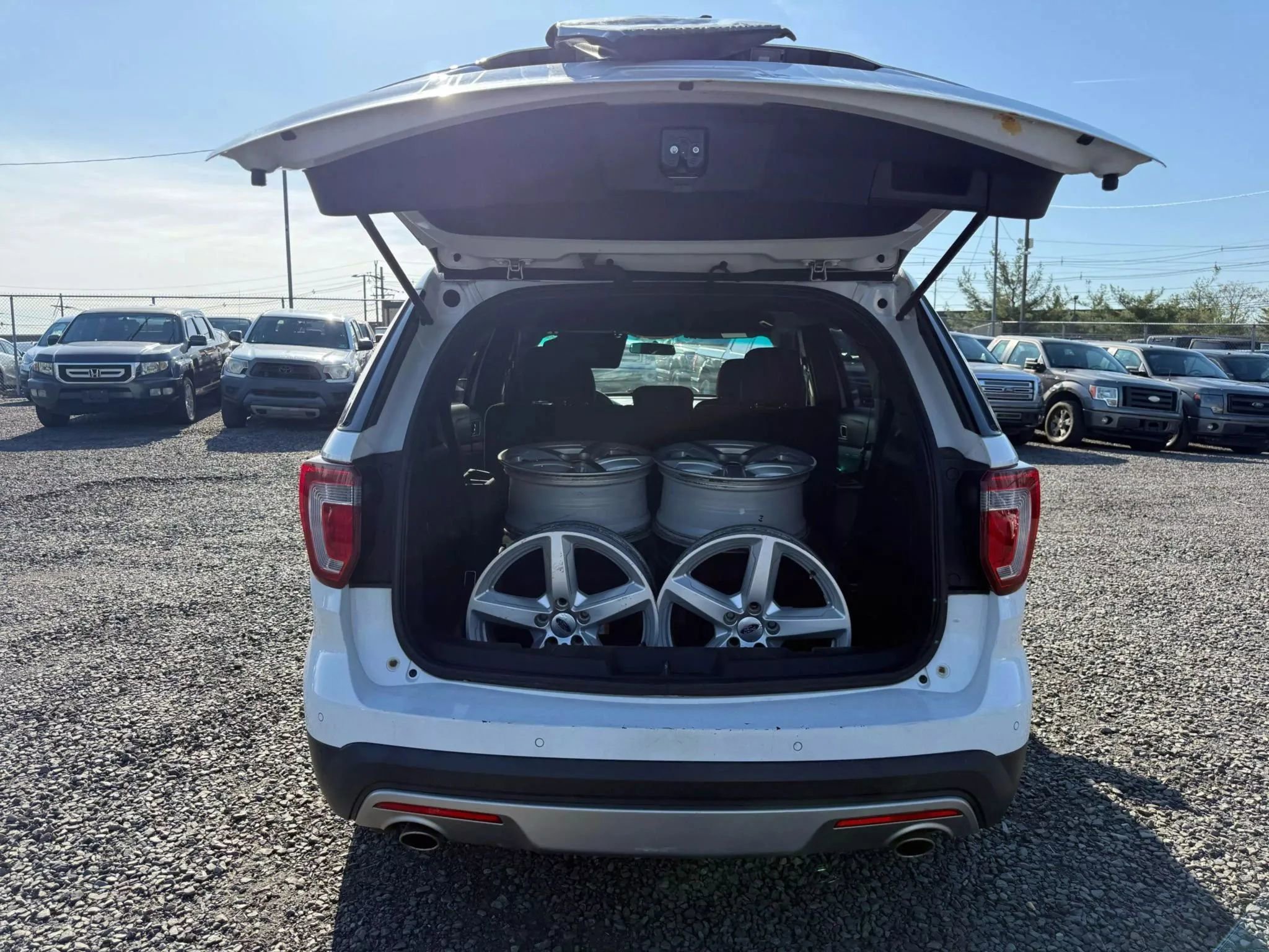 Used 2017 Ford Explorer XLT AWD/4WD image 30