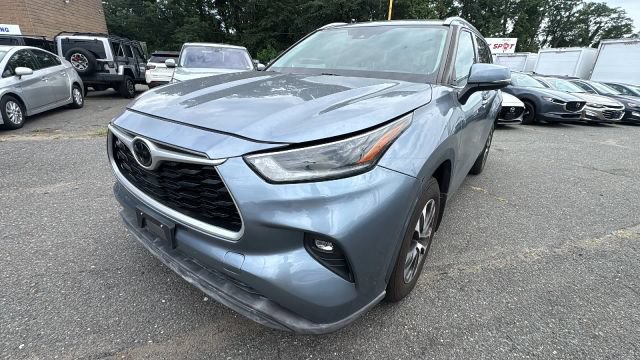Used 2021 Toyota Highlander XLE AWD/4WD image 1