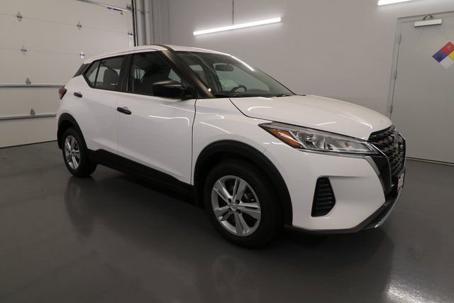 New 2025 Nissan Kicks Play S