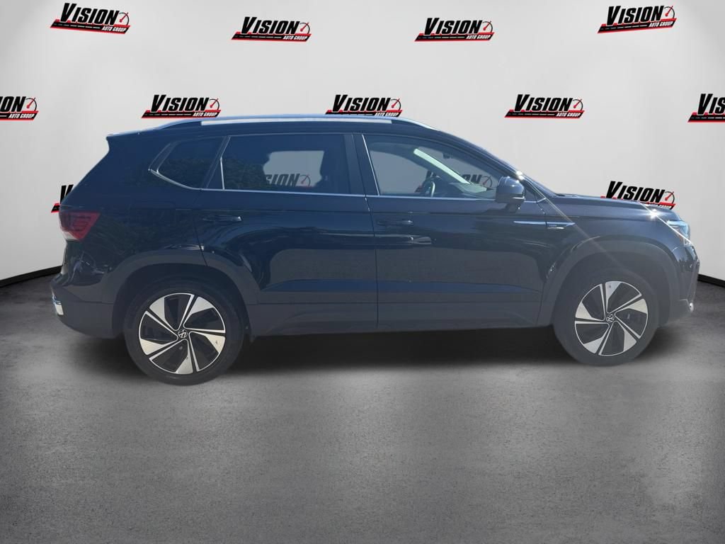 Used 2024 Volkswagen Taos SE w/ Panoramic Sunroof Package AWD/4WD image 4