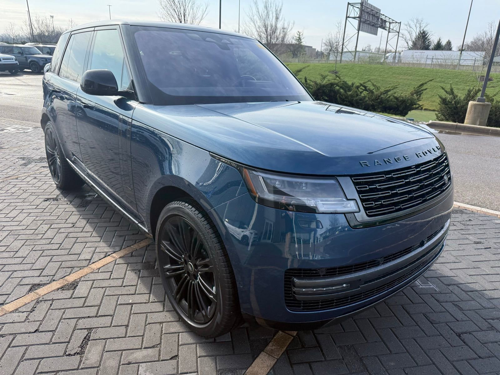 Used 2023 Land Rover Range Rover SE image 3