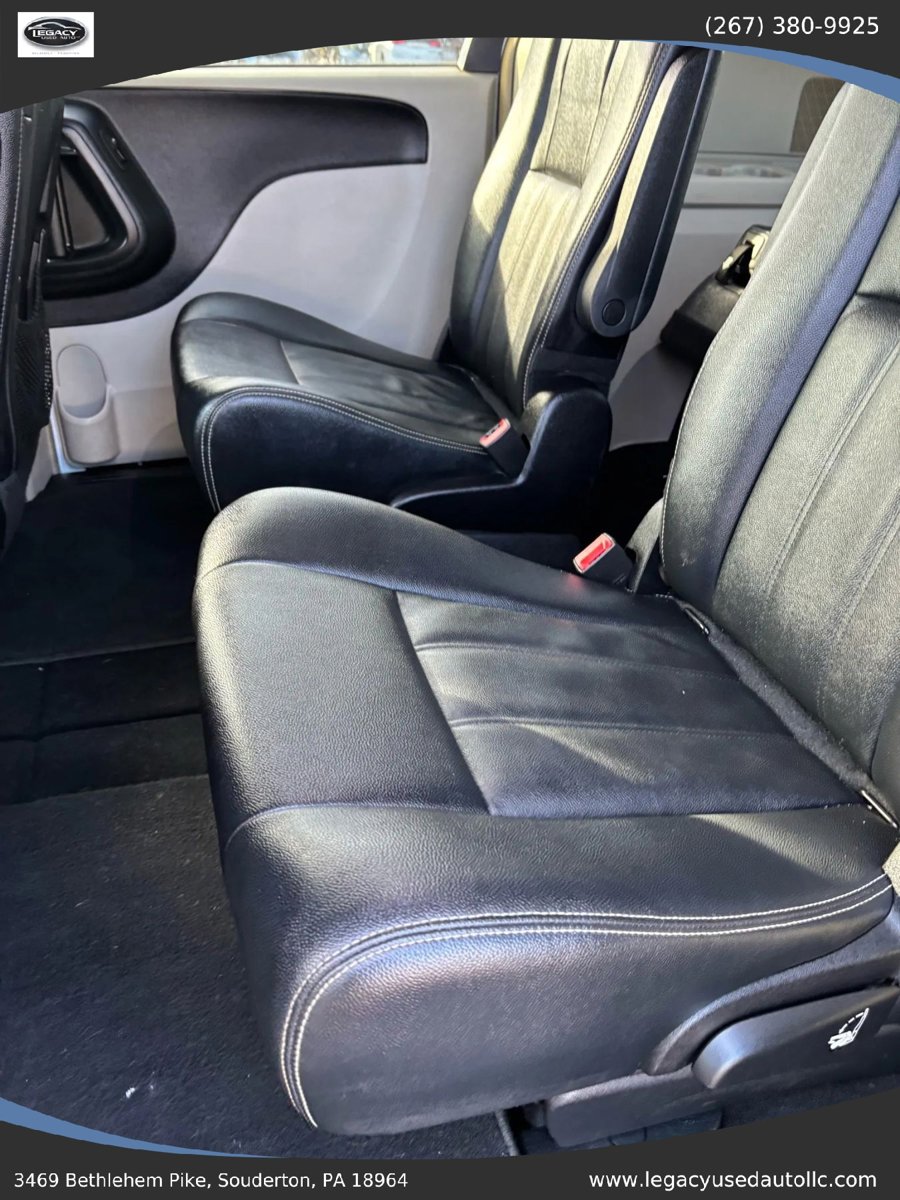 Used 2016 Chrysler Town & Country Touring FWD image 32