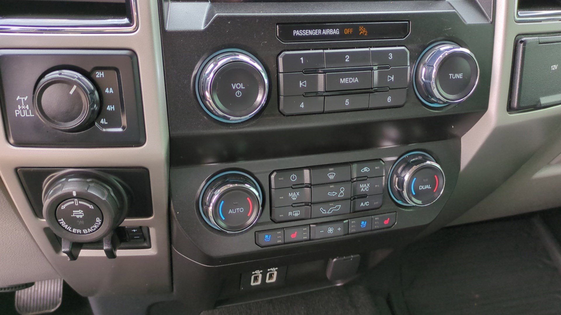 Used 2019 Ford F150 Lariat w/ Max Trailer Tow Package image 25