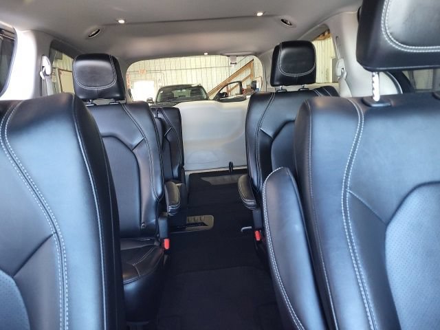 Used 2024 Chrysler Pacifica Touring-L FWD image 11