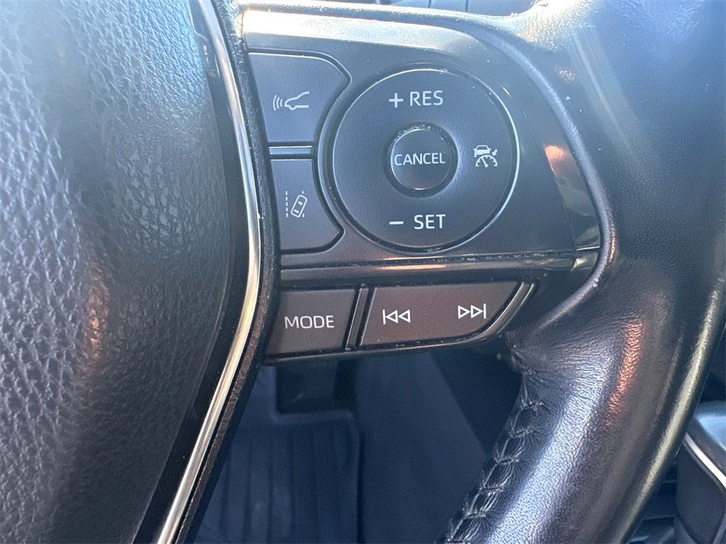 Used 2020 Toyota Camry SE w/ Sunroof Package image 25