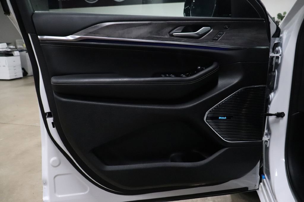 Used 2024 Jeep Grand Cherokee Overland w/ Advanced Protech Group III image 9