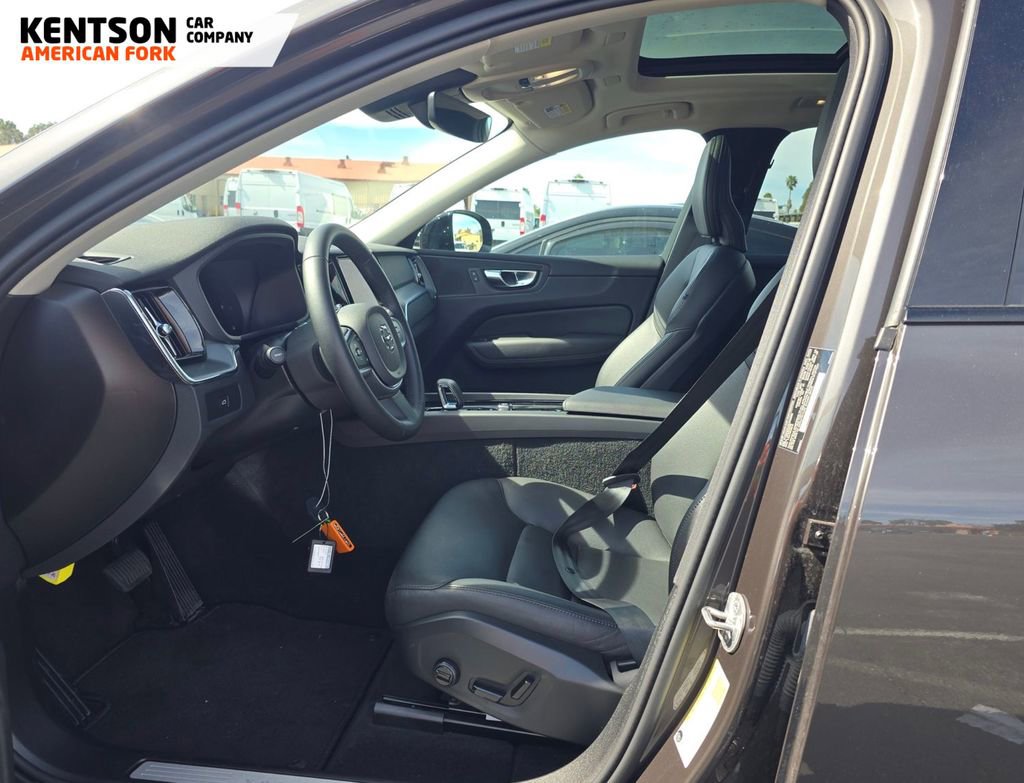 Used 2025 Volvo XC60 B5 Core image 3