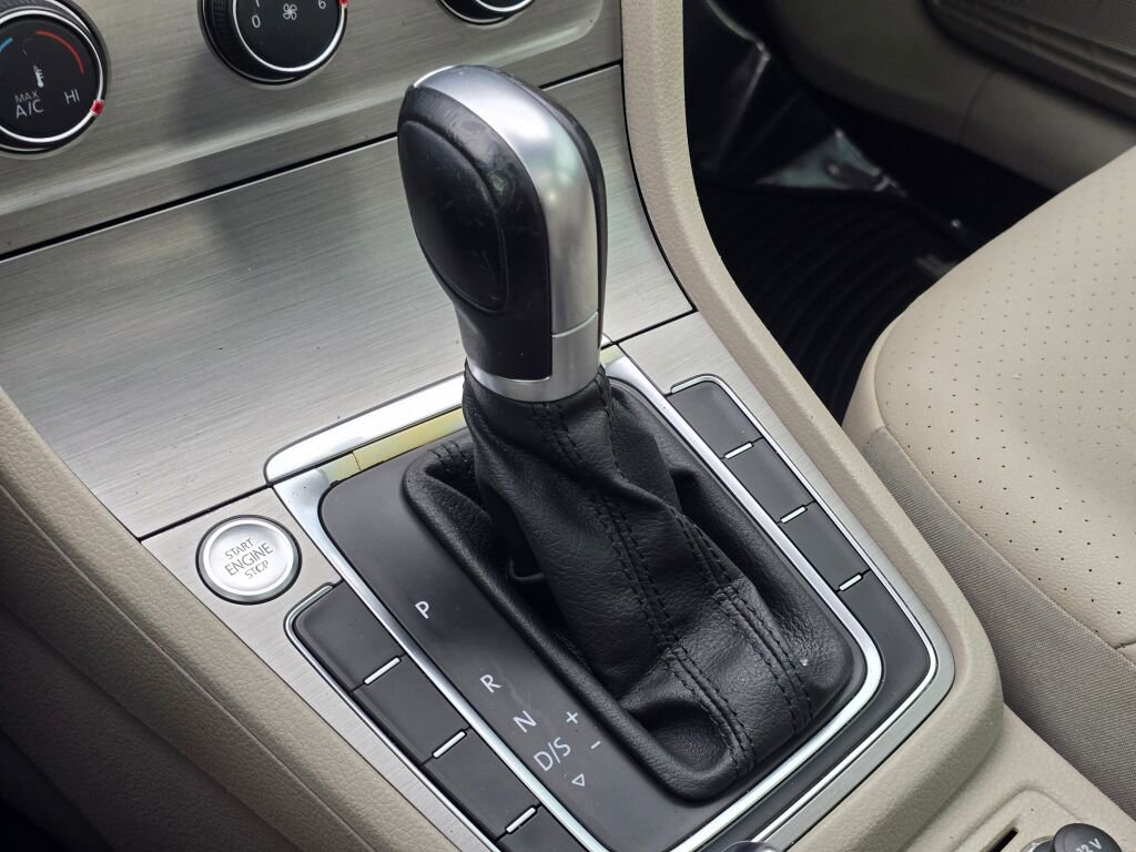 Used 2016 Volkswagen Golf SE image 34