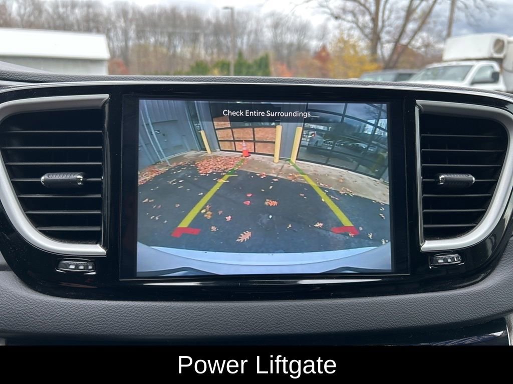 Used 2024 Chrysler Pacifica Touring-L image 9