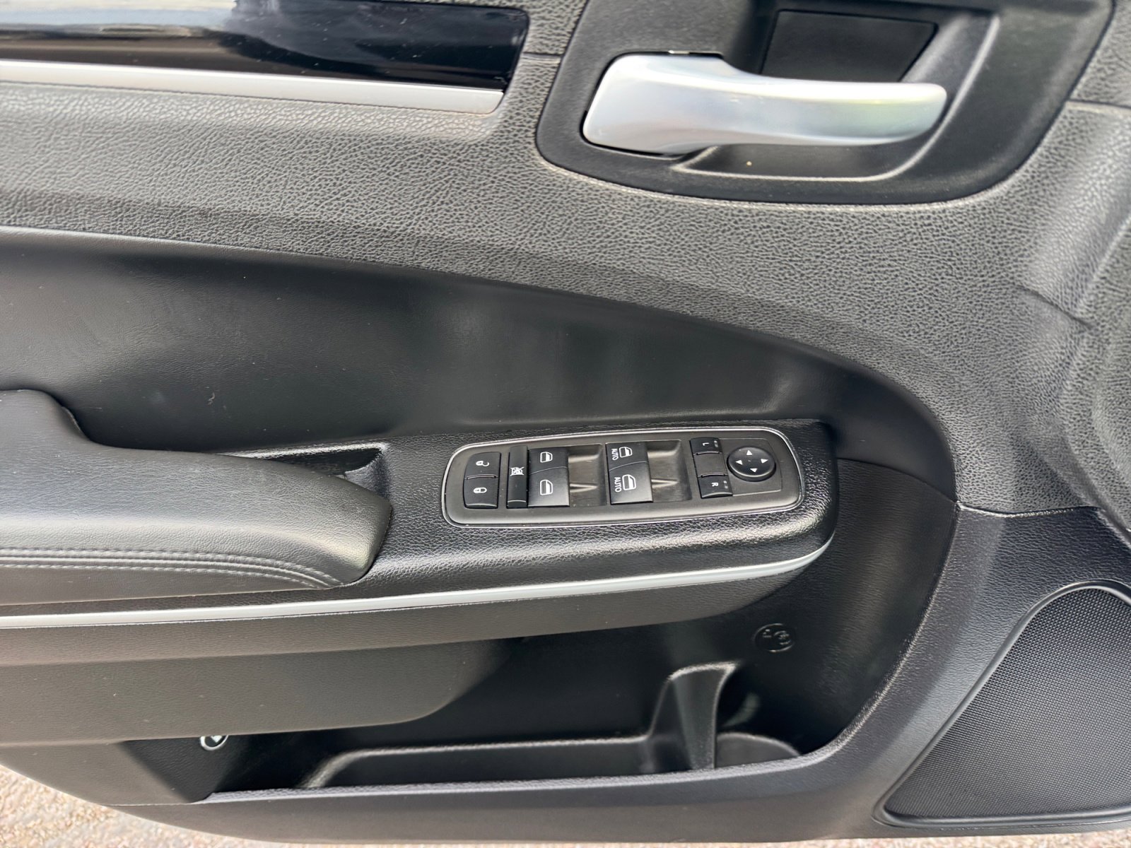 Used 2023 Chrysler 300 Touring w/ Sport Appearance Package image 14