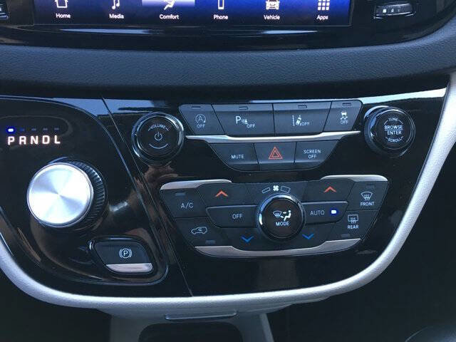 Used 2024 Chrysler Pacifica Touring-L image 23