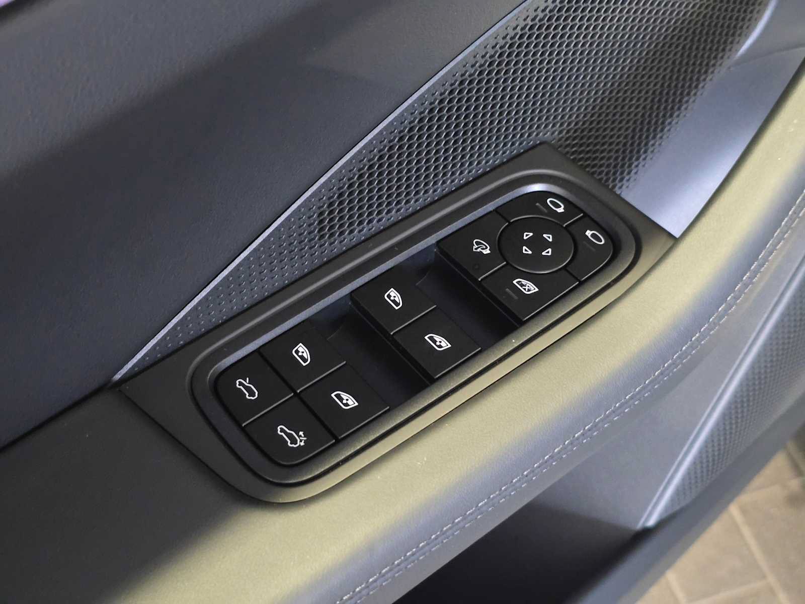 New 2026 Porsche Macan Turbo Electric AWD/4WD image 22