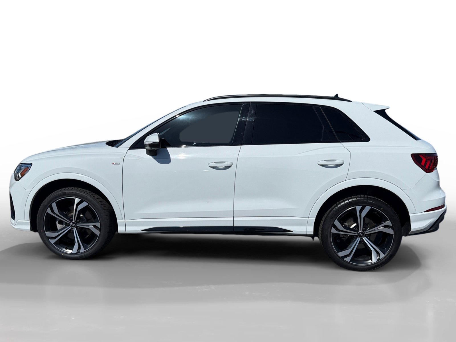 Used 2023 Audi Q3 2.0T Premium Plus w/ Premium Plus Package AWD/4WD image 2