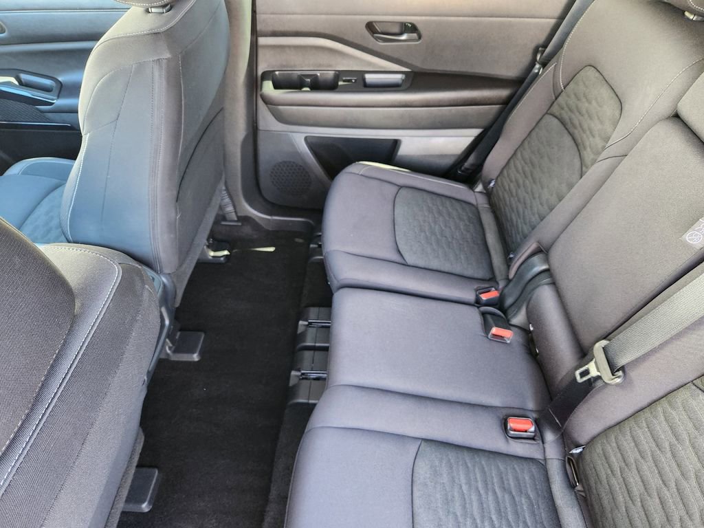 Used 2025 Nissan Pathfinder SV image 12