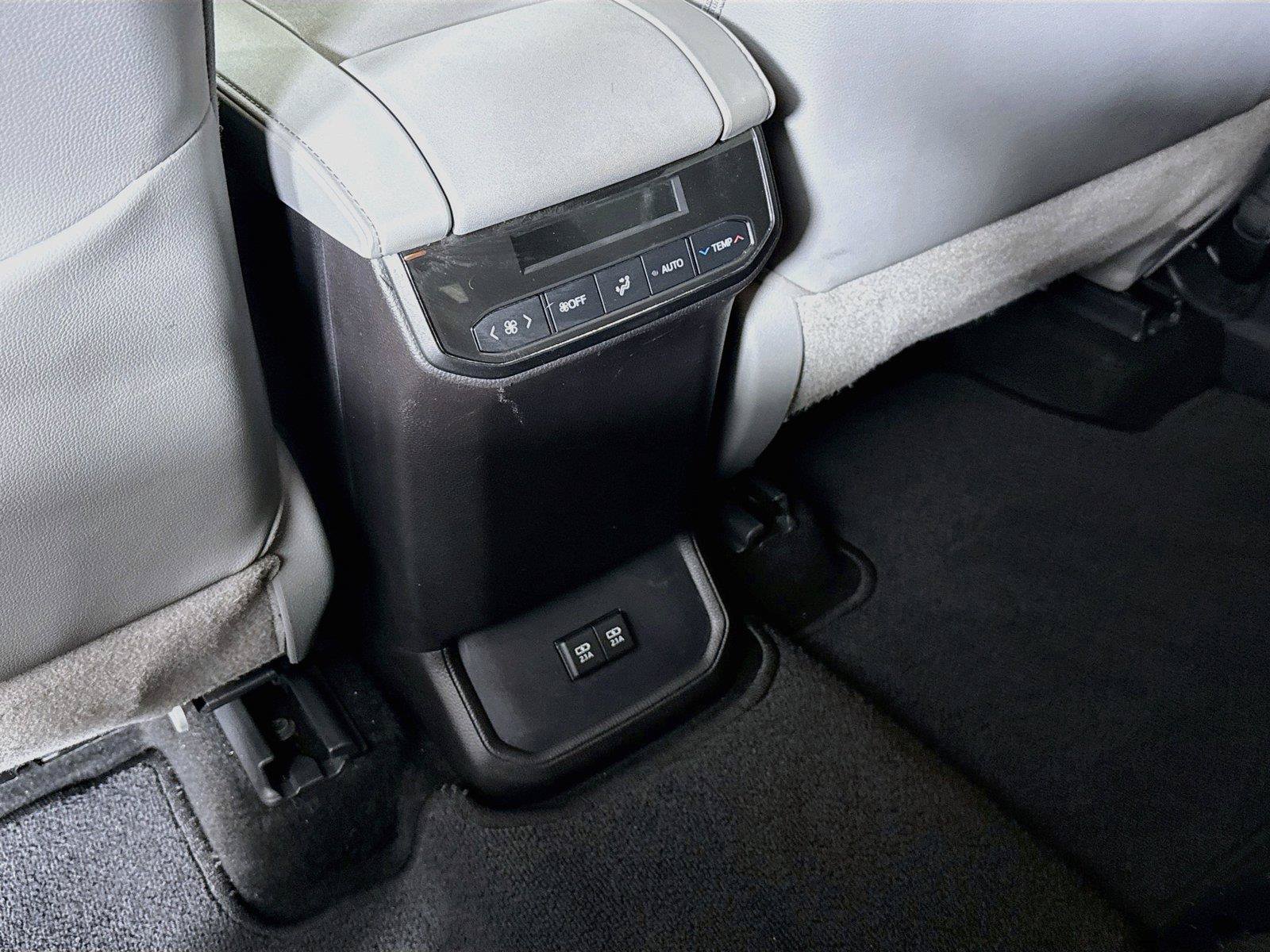 Used 2021 Toyota Highlander XLE AWD/4WD image 36