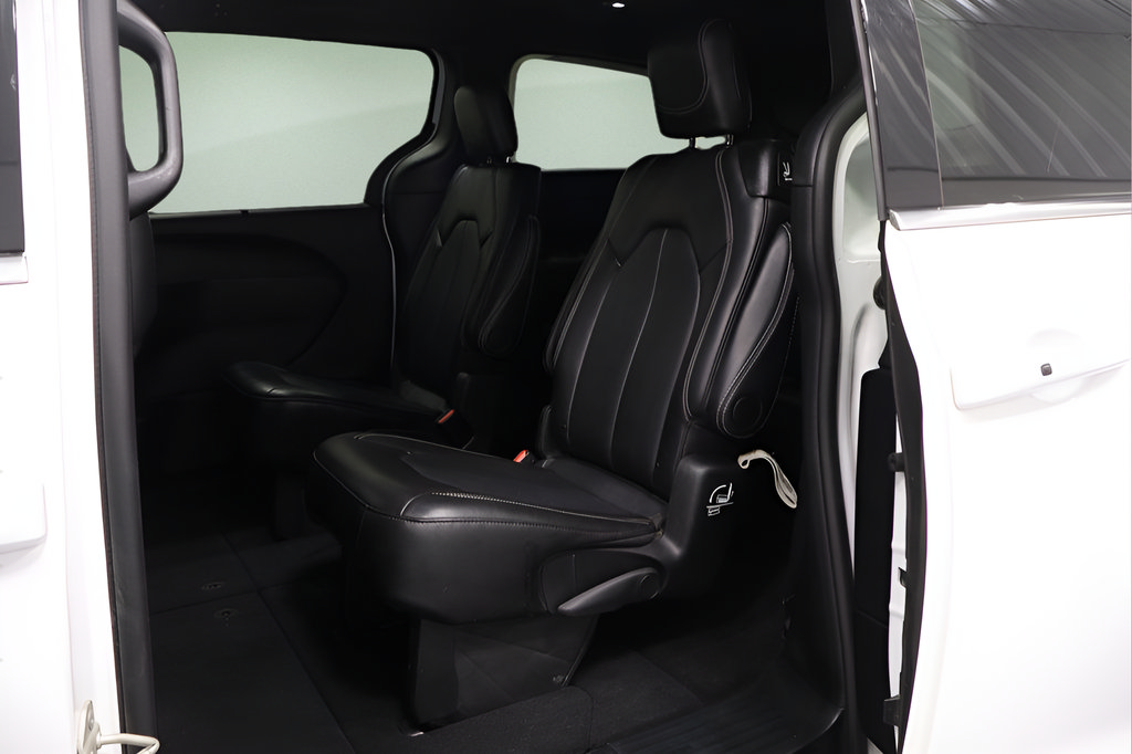 Used 2025 Chrysler Pacifica Select FWD image 13