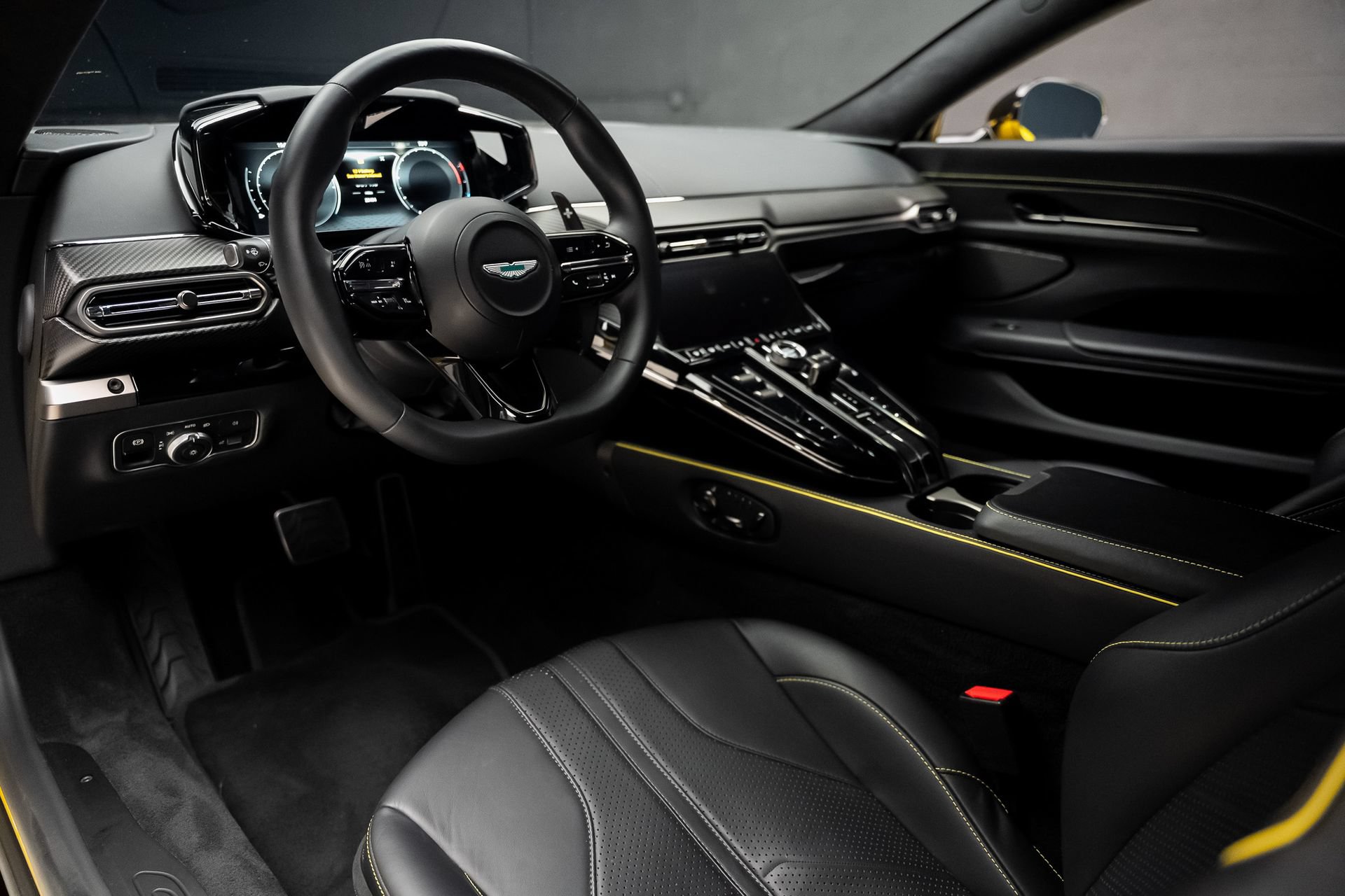 Used 2025 Aston Martin V8 Vantage Coupe RWD image 2
