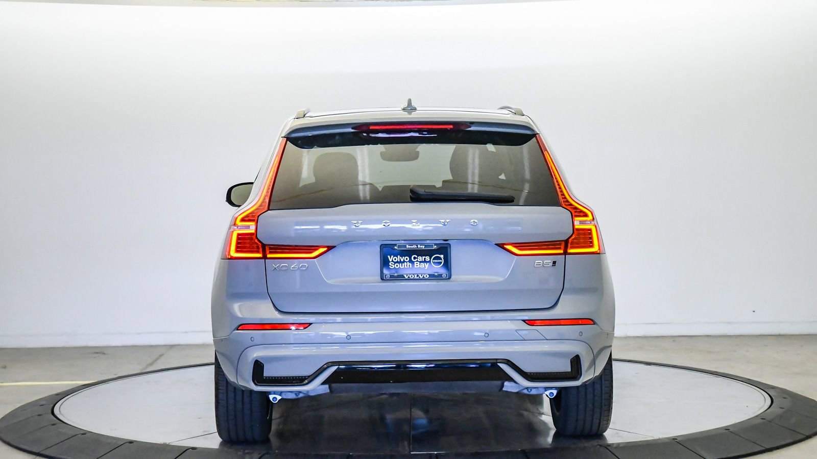 Certified 2025 Volvo XC60 B5 Plus AWD/4WD image 3
