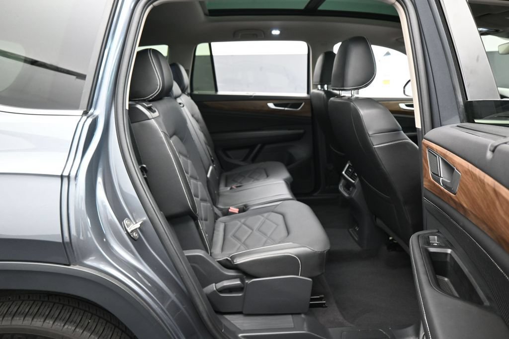 Used 2024 Volkswagen Atlas SE w/ Panoramic Sunroof Package FWD image 38