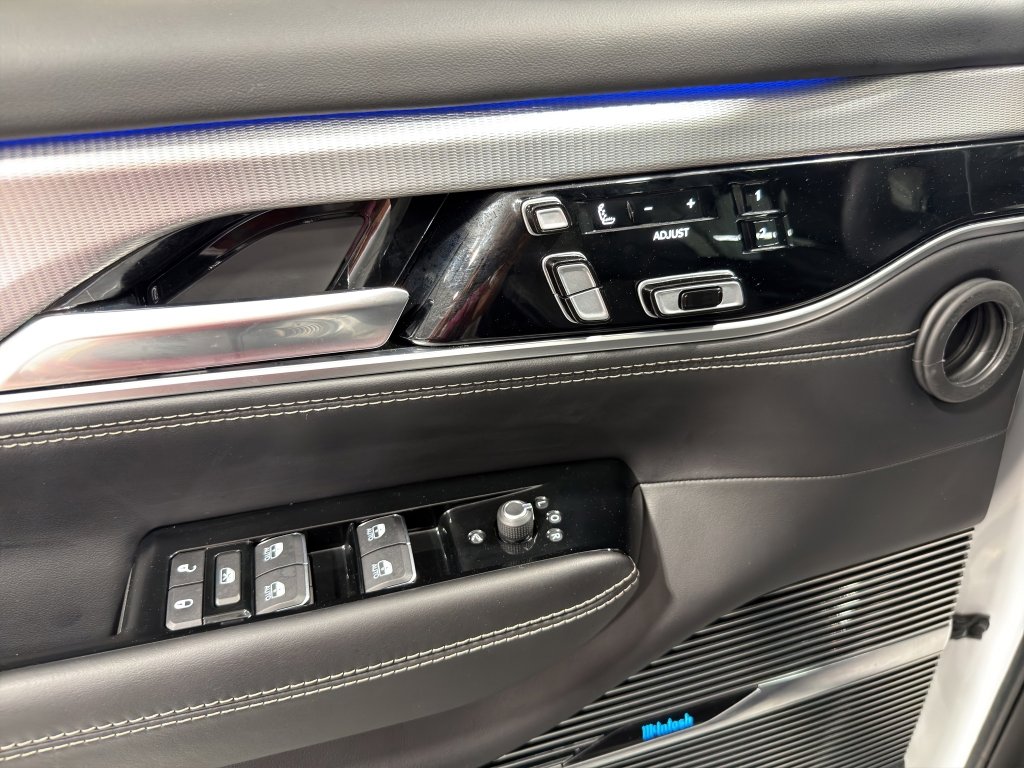 Used 2023 Jeep Grand Wagoneer L 4WD image 21