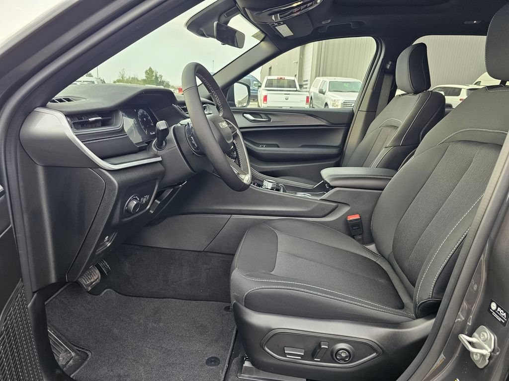 New 2025 Jeep Grand Cherokee Laredo X w/ Luxury Tech Group I AWD/4WD image 10