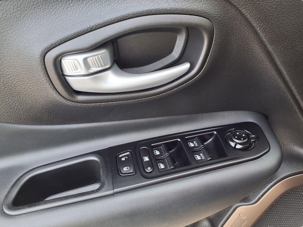 Used 2023 Jeep Renegade Latitude image 20