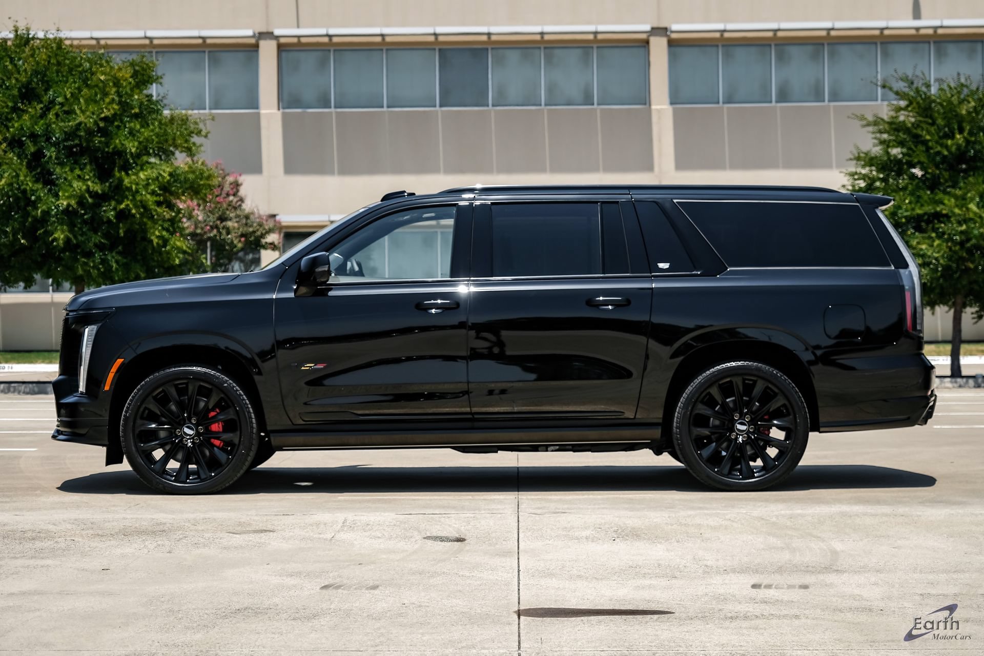 Used 2026 Cadillac Escalade ESV V w/ LPO, ONYX Package AWD/4WD image 7