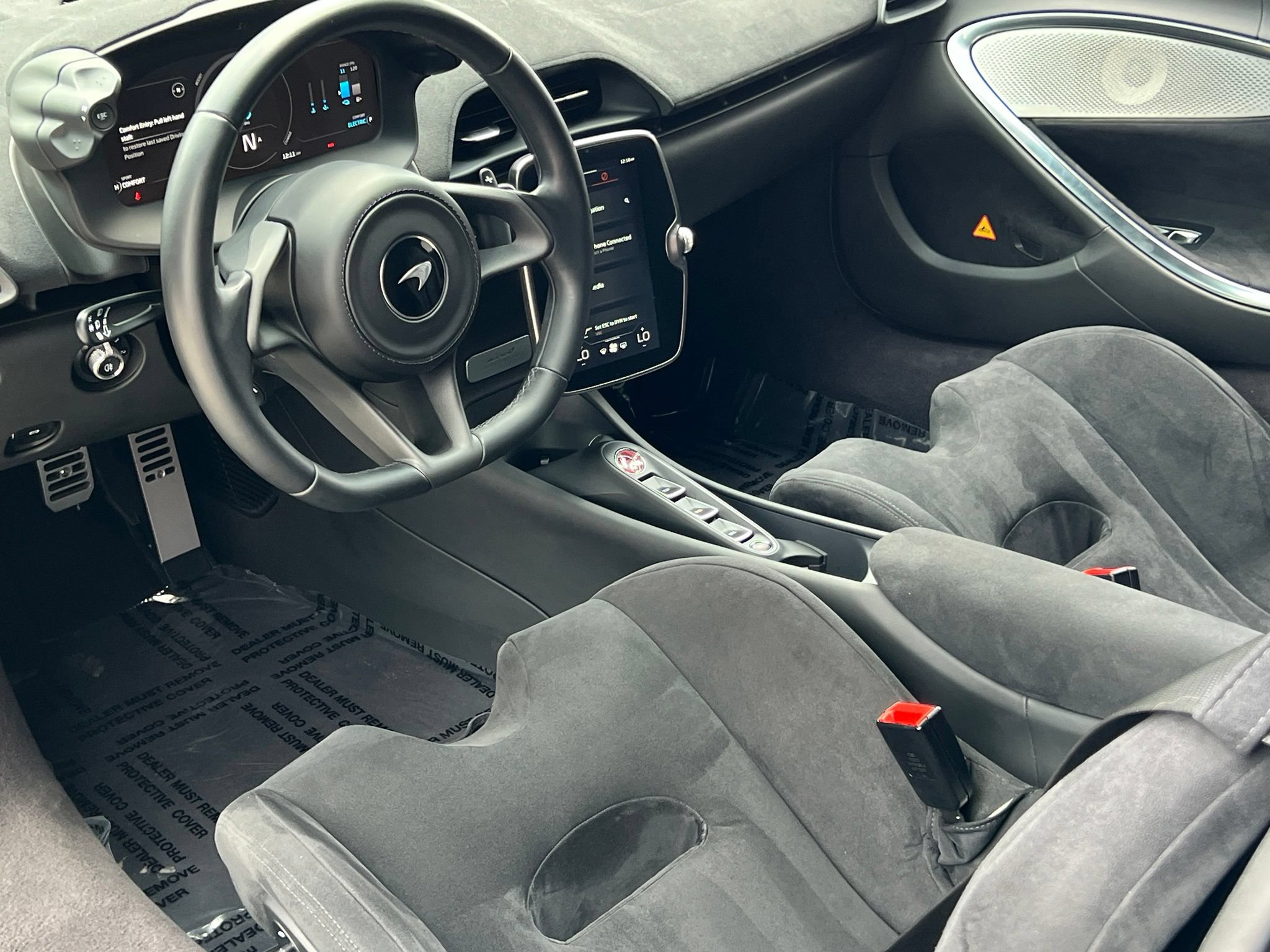 Used 2023 McLaren Artura RWD image 3