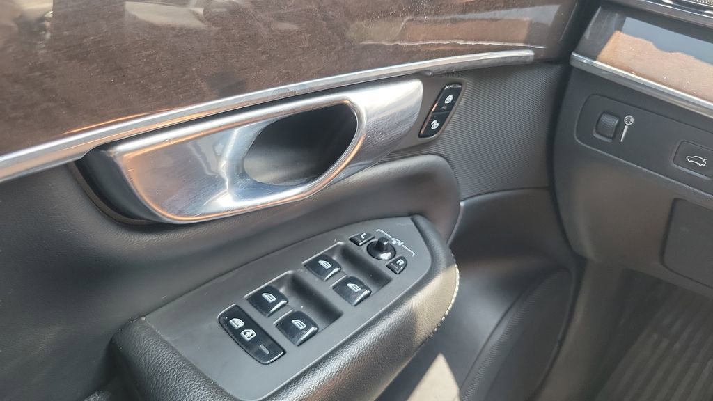 Used 2019 Volvo XC90 T5 Momentum w/ Multimedia Package AWD/4WD image 19