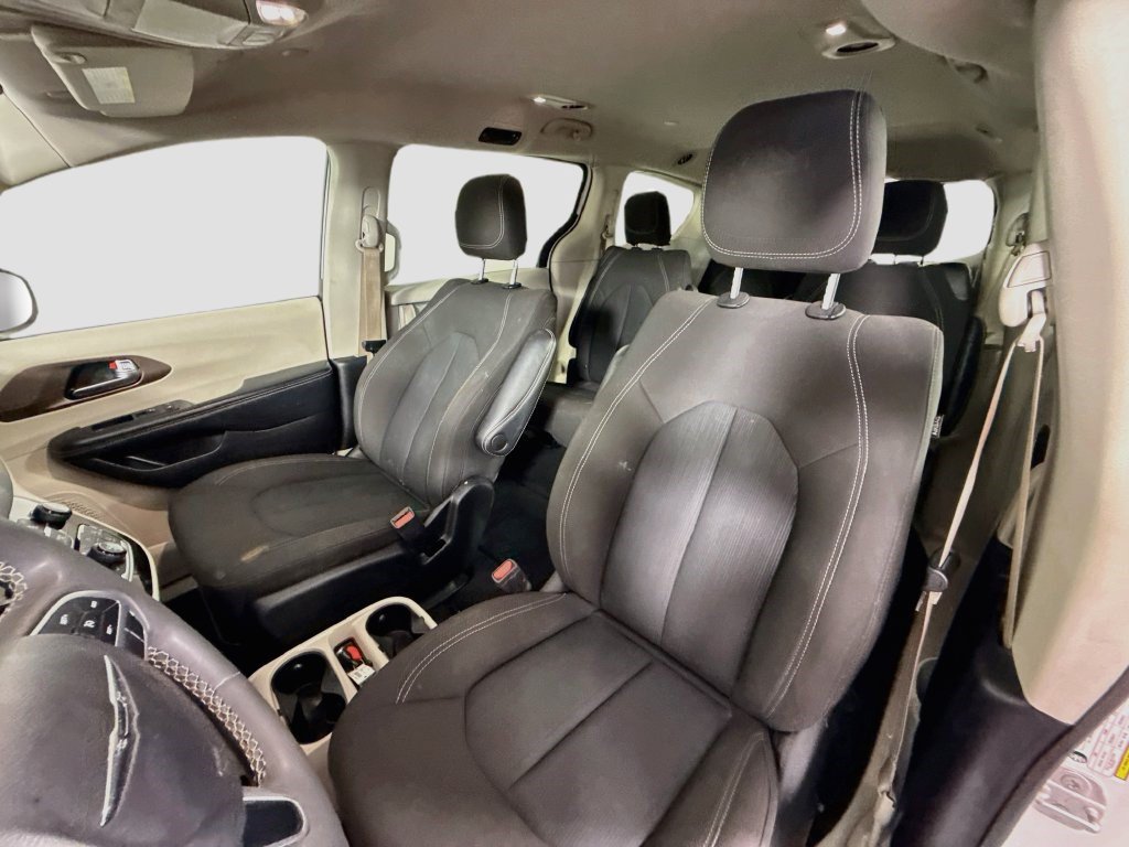 Used 2022 Chrysler Voyager LX FWD image 21