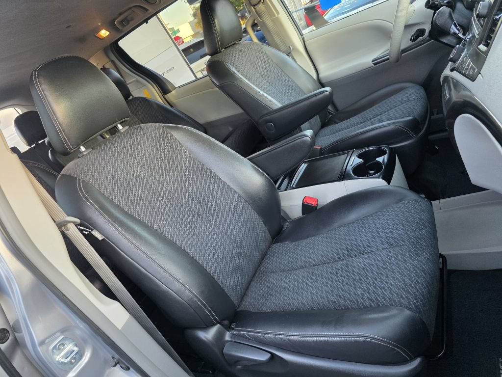 Used 2014 Toyota Sienna SE FWD image 21