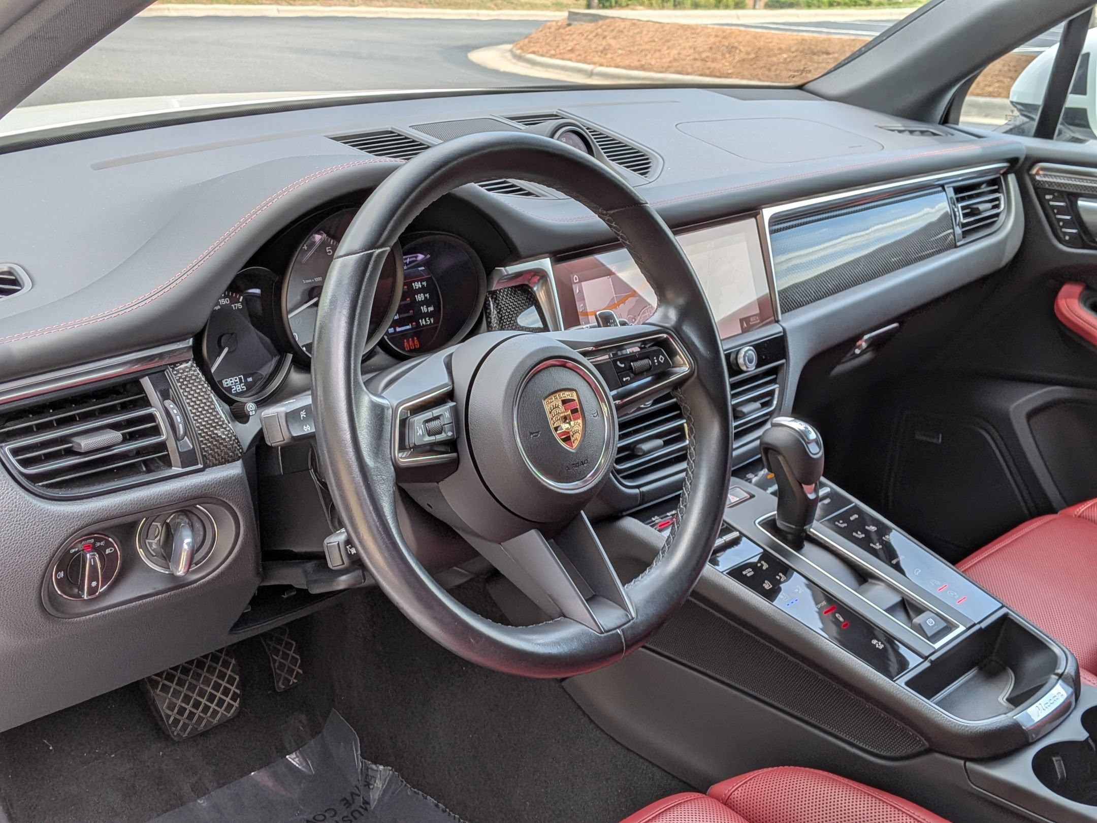 Certified 2024 Porsche Macan S AWD/4WD image 4