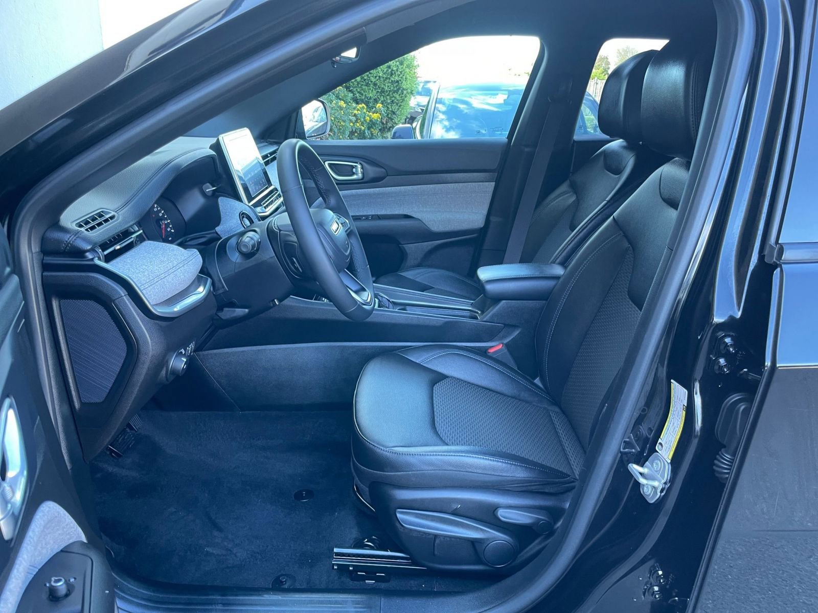 Used 2025 Jeep Compass Latitude image 27