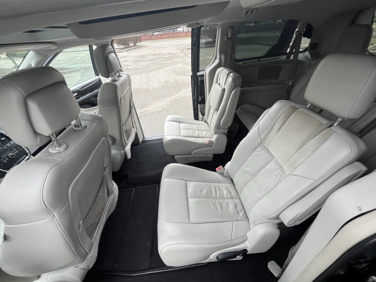 Used 2012 Chrysler Town & Country Limited w/ Luxury Group image 15