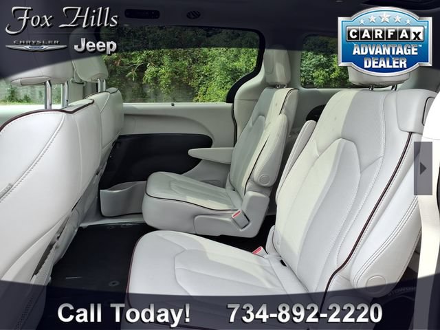 Used 2019 Chrysler Pacifica Limited w/ Tire & Wheel Group FWD image 12