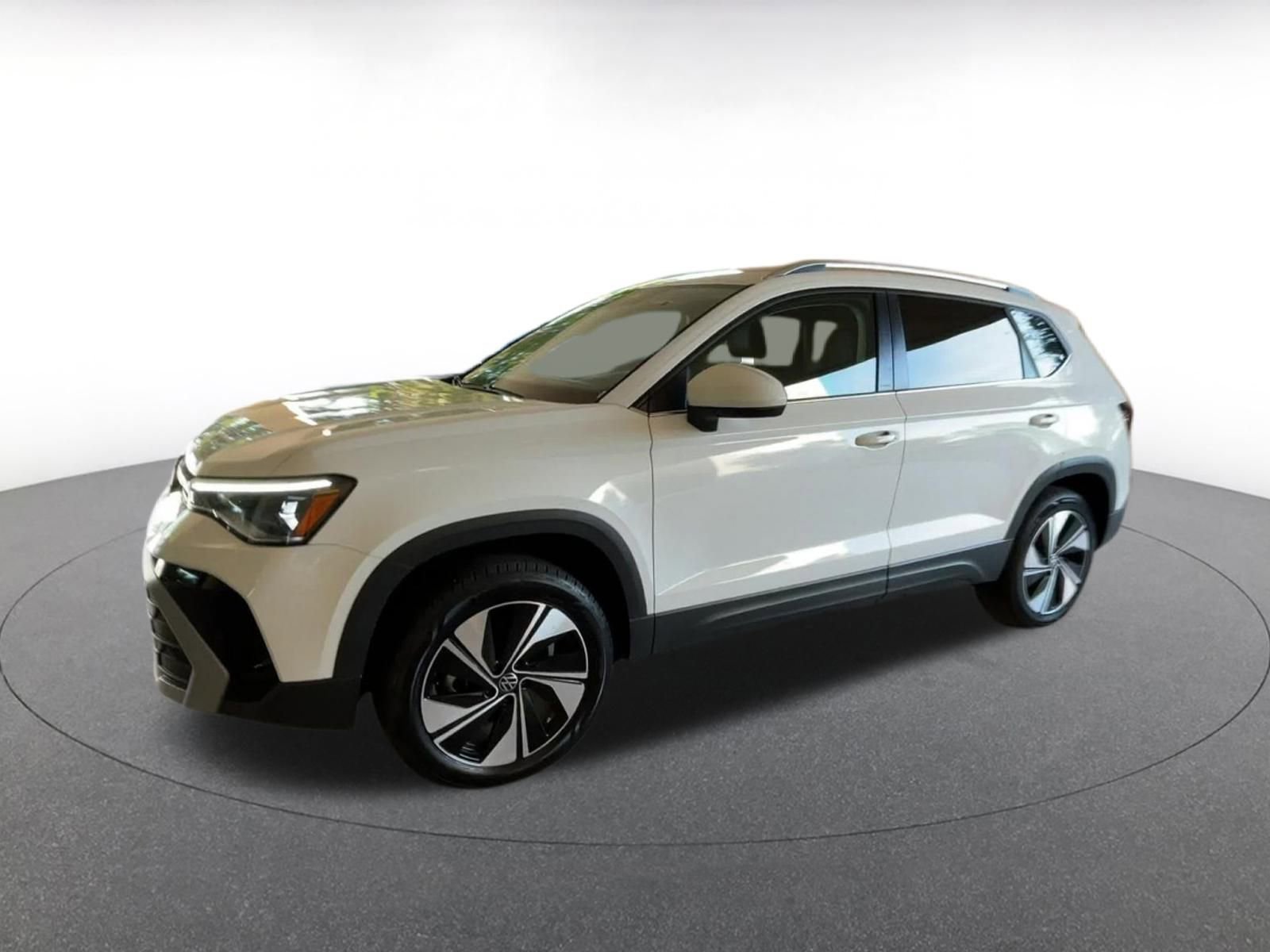 Used 2025 Volkswagen Taos SE image 8