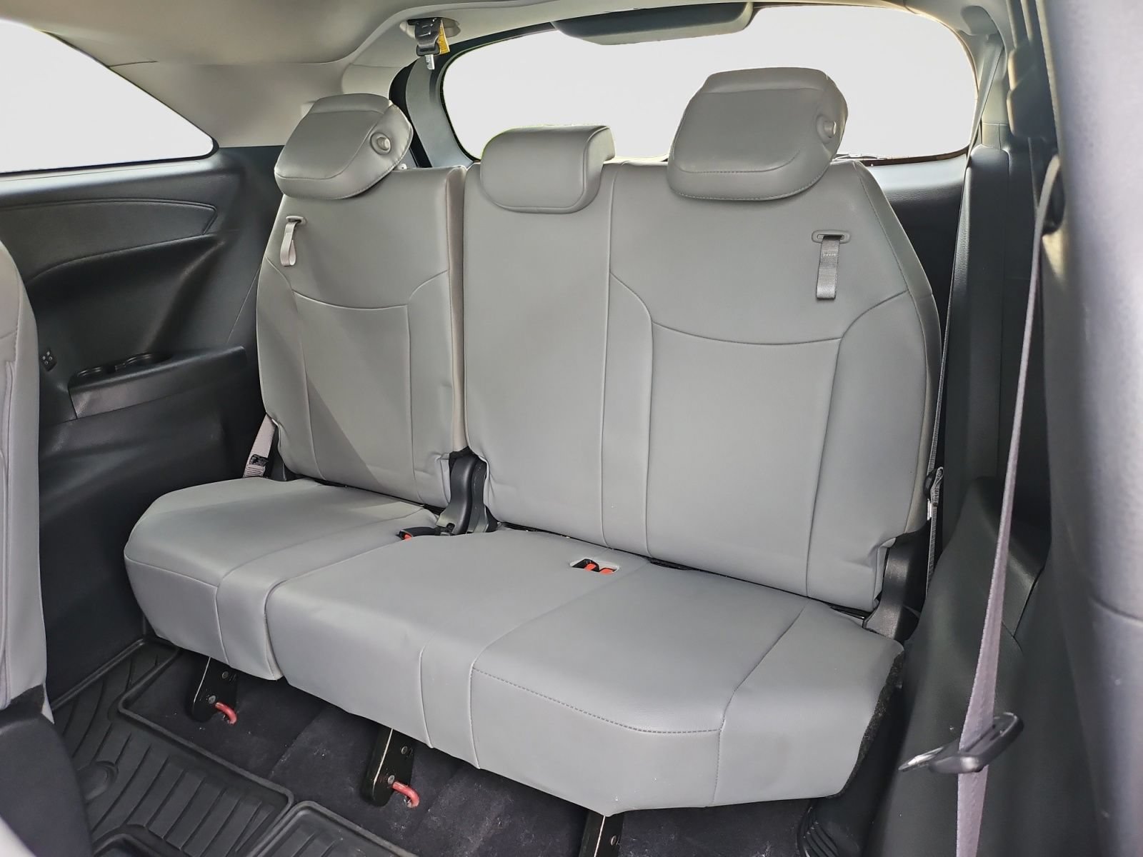 Used 2025 Toyota Sienna XLE FWD image 24