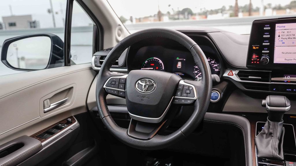 Used 2024 Toyota Sienna XLE w/ XLE Plus Package FWD image 18