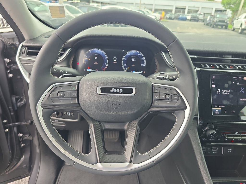 Used 2023 Jeep Grand Cherokee Laredo X image 23