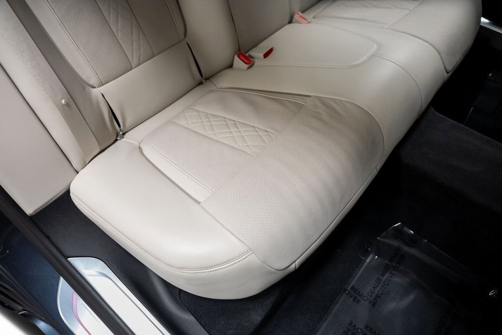 Used 2020 BMW 740i w/ Premium Package image 34