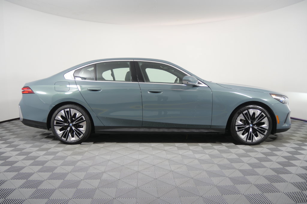 Certified 2027 BMW 530i RWD image 3