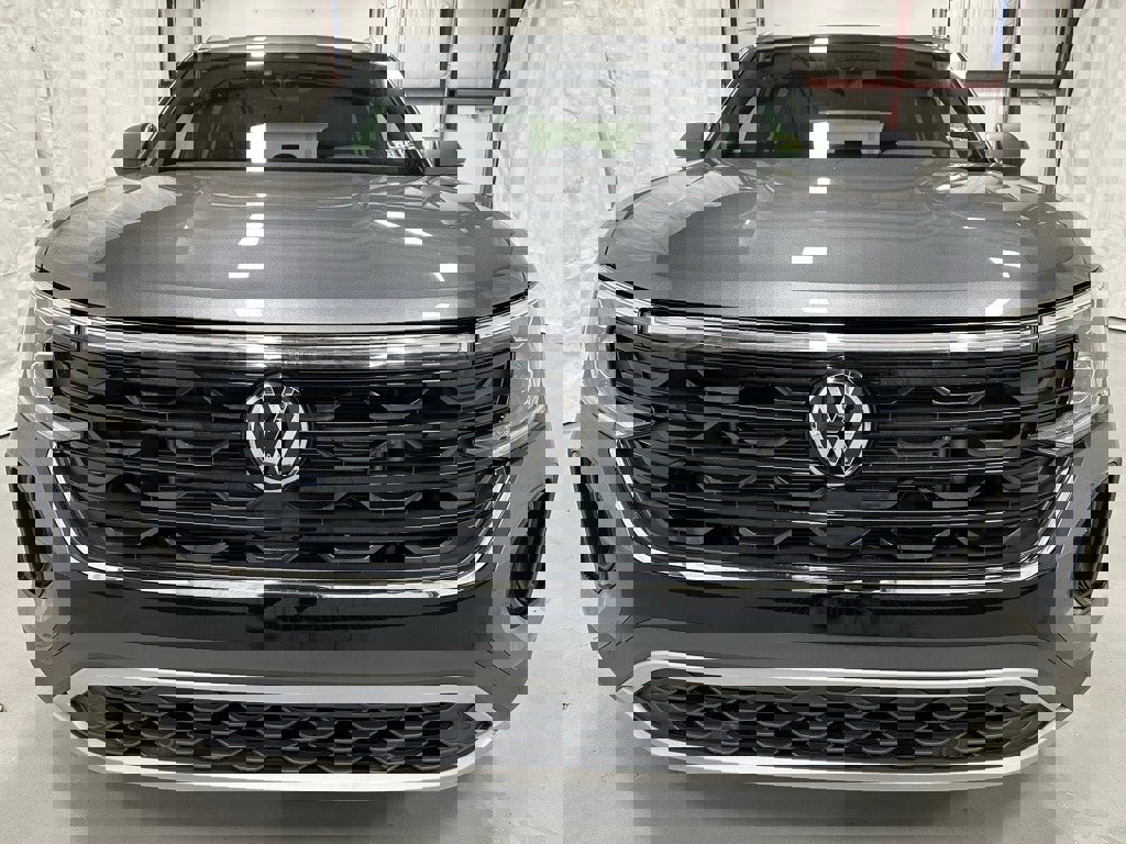 Used 2025 Volkswagen Atlas Cross Sport SE image 2