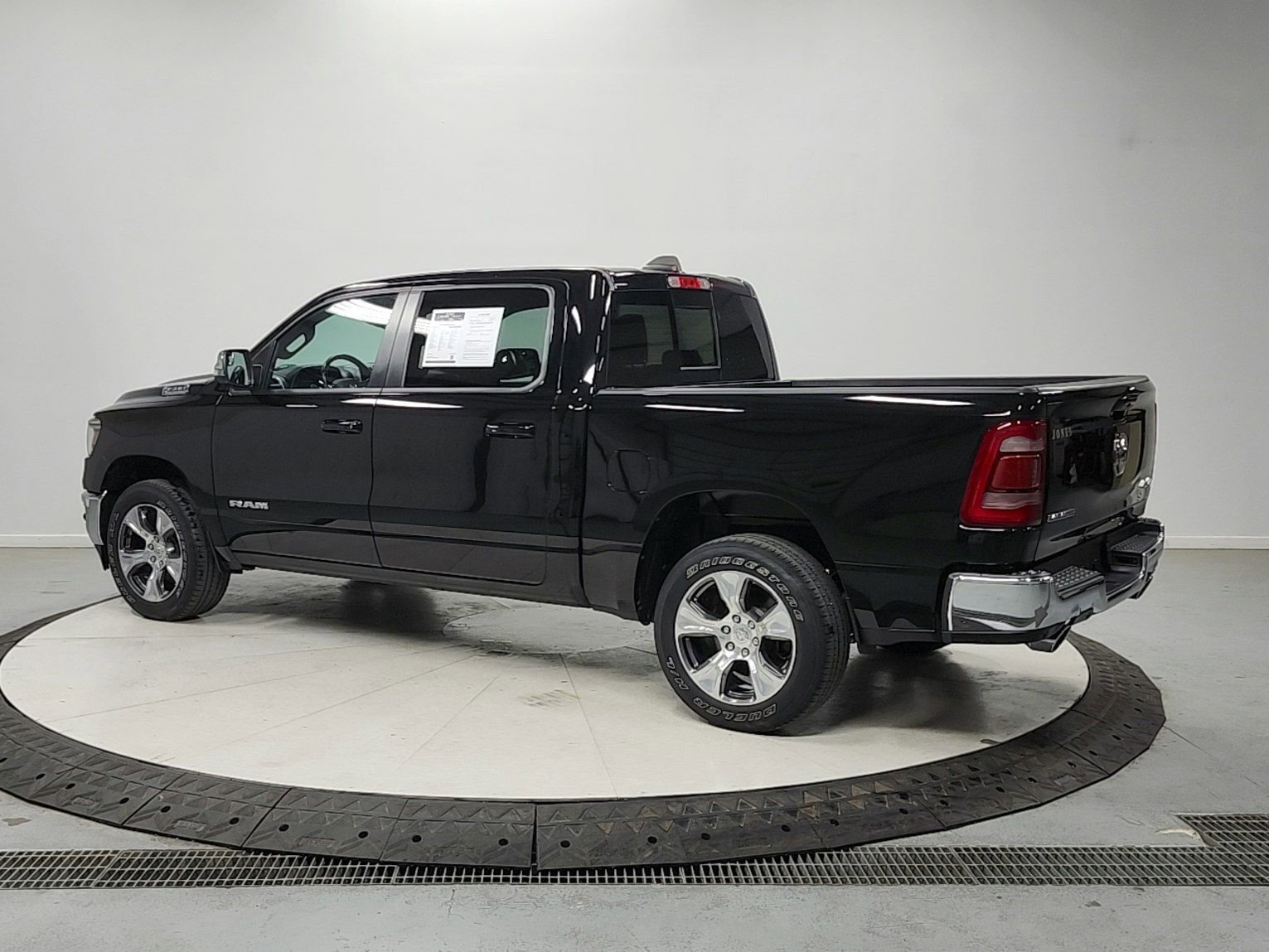 Used 2023 RAM 1500 Laramie AWD/4WD image 5